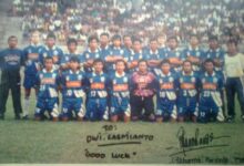 Kuncoro berdiri nomor tiga dari kiri, ketika masih memperkuat Arema di Ligina 1995/96 (Wikipedia)
