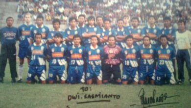 Kuncoro berdiri nomor tiga dari kiri, ketika masih memperkuat Arema di Ligina 1995/96 (Wikipedia)
