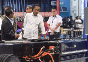 Presiden Joko Widodo mengunjungi stan kendaraan listrik (Antara/Muhammad Adimaja)