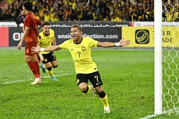 Faisal Halim dari Malaysia merayakan gol pada pertandingan semifinal Piala AFF 2022 (AFP/MOHD RASFAN)